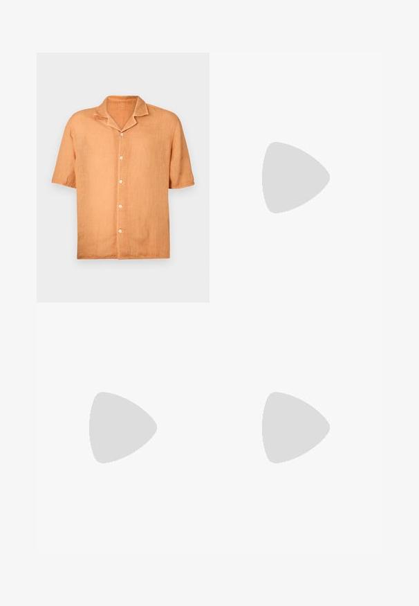 Camicia a maniche corte con bottoni in un tessuto di lino arancione chiaro, con colletto a punta e cinque bottoni sul davanti. Texture liscia, design casual.; T-shirt bianca a maniche lunghe realizzata in cotone. Design con collo rotondo, polsini a costine e un piccolo logo sulla manica sinistra. Texture liscia.; Pantaloni verdi chiaro, dal taglio morbido, caratterizzati da una superficie liscia, con tasche laterali e dettagli di cucitura in vista. A lunghezza intera con un design a gamba dritta.; Mocassini in pelle nera con finitura liscia, dettagli cuciti sulla parte superiore e tacco leggermente rialzato.