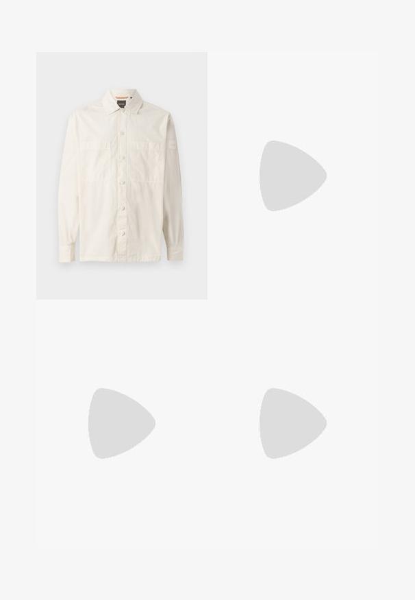 Camicia beige a maniche lunghe realizzata in tessuto leggero, con chiusura a bottoni sul davanti, due tasche sul petto e un'etichetta con il marchio sulla manica.; Jeans in denim blu chiaro con design a gamba dritta, cinque tasche, chiusura con bottone, leggero sbiadimento e dettagli di cucitura a contrasto.; Mocassini neri in pelle con punta arrotondata, dettaglio di cucitura rialzata sulla tomaia e suola piatta in gomma. Texture liscia, design classico.; Cartella in pelle blu scuro con doppio manico superiore e tracolla removibile. Presenta una finitura texturizzata, cuciture verticali e dettaglio del logo.