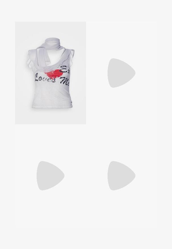 Hvit ärmeløs skjorte med løs passform, med et rødt hjertegrafikk og svart tekst som sier "Ex Loves Me," komplementert av et matchende skjerf.; Grå og hvit camiset med justerbare stropper, med en sateng øverste del og en teksturert grå bomulls nederste del, innsnørt i midjen.; Grå bomullstoffplagg med hvit sateng livband og fire justerbare bånd for strømpeholder. Glatt tekstur, tettsittende design.; Sorte åpne plattformsandaler med buet design, slingback-rem og chunky blokkhel. Glatt skinntekstur, minimalistisk stil.