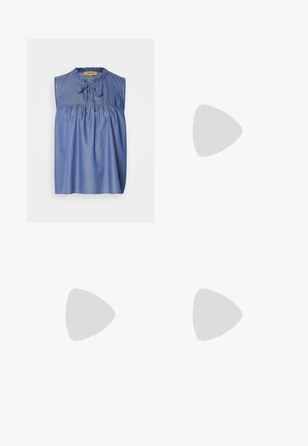 Blusa azul sem mangas feita de um tecido leve, apresentando um corpete franzido, decote em babados e um fecho de laço na frente.; Calças largas pretas com cintura alta, detalhes em botão na cintura e pregas frontais.; Bota de tornozelo em couro preto com bico afilado, textura suave e um salto bloco estruturado. Apresenta um design de cano alto e dobrado.; Bolsa preta com forma estruturada, textura suave e um fecho metálico. Combinada com calças largas pretas e sandálias de salto aberto sobre um chão de madeira.