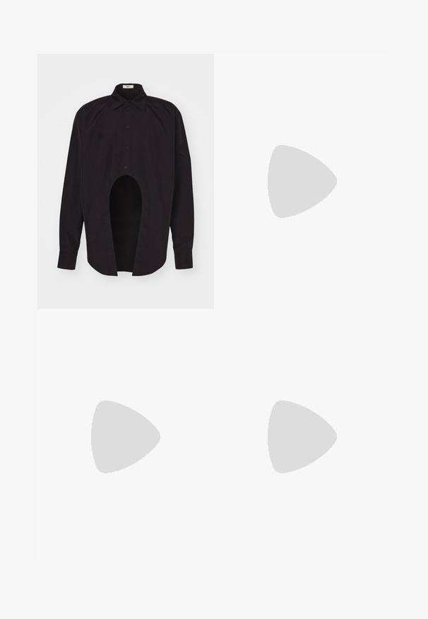 GmbH GEIR MIX - Overhemd - black; Marineblauwe op maat gemaakte broeken van lichtgewicht stof. Heeft een platte voorkant, rechte pijpen en zijzakken met een nette afwerking.; Zwarte leren herenloafers met een lage hak en een klassiek pennystrap-ontwerp, getoond in zijaanzicht op een witte achtergrond.; Bruine handtas van krokodillenleer met reliëf, voorzien van bovenhandgrepen en een afneembare schouderband. Bevat een gespsluiting en heeft een rechthoekige vorm.