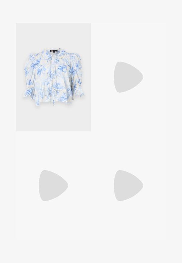 Tejutas blúz krém színben, kék virágmintákkal, puffos ujjakkal, gallérral és elülső megkötő résszel. Könnyű anyag, laza, texturált felülettel.; Fekete, sima anyagból készült, szabott nadrág, egyenes vonalú szabással és két oldalsó zsebbel. Elegáns és minimalista kialakítás.; Fekete bőr balettcipő lekerekített orral, sima tekstúrával, minimális varrással és rugalmas talp kialakítással.; Fekete bőr kézitáska, frufrus részletekkel, arany láncos vállpánttal és kivágott fogantyúval. Az elülső részen logó található.