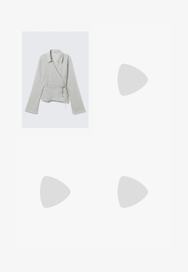 Chemisier léger gris clair avec un col, des manches longues, des rayures subtiles et un détail de taille nouée. Fabriqué dans un tissu texturé.; Pantalons à jambes larges en tissu doux de couleur crème. Dotés d'une taille plate et de poignets roulés. Texture lisse avec un design épuré et minimaliste.; Sabots en suède beige à enfiler, avec une semelle en liège, un bout arrondi et une bride simple dotée d'une boucle dorée. Semelle en caoutchouc pour une meilleure adhérence.; Lunettes de soleil avec une monture en plastique noir élégant et des verres teintés jaunes, dotées d'une forme angulaire distincte et de branches larges pour une meilleure protection.; Sac fourre-tout tissé blanc avec une surface texturée et une longue bandoulière ; comprend une petite pochette zippée assortie.