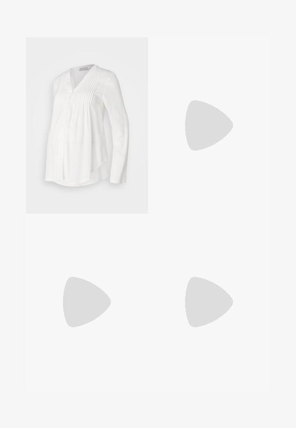 Blusa di maternità bianca con bottoni, maniche lunghe, dettagli plissè sul davanti e orlo curvo. Realizzata in tessuto leggero e traspirante.; Abito argentato con paillettes, dalla forma aderente, texture liscia e un motivo a gradiente che va dal grigio scuro al grigio chiaro, corto all'orlo.; Stivali alla caviglia in vernice nera con punta affusolata, finitura testurizzata e tacco quadrato robusto. Design elegante con una superficie liscia e lucida.; Borsa nera con forma strutturata, texture liscia e una chiusura metallica. Abbinata a pantaloni neri larghi e sandali open-toe su un pavimento in legno.