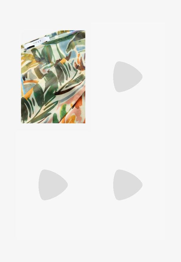 Gennemsigtig stof med et farverigt, abstrakt botanisk mønster, der indeholder grønne, brune og gule nuancer, stikninger i kanten og en label med teksten "NEXT."; Sorte polyester culotte bukser med elastisk talje, to forpiber og en løs silhuet. Ingen synlige mønstre eller hardware detaljer.; Sorte flade sandaler med en blank finish, tre tynde stropper og en cirkulær hardwaredetalje ved tæerne. Slankt design med en minimal hæl.; Sort læderhåndtaske med en buet form, aftagelig rem og guldfinish. Tasken har en klap med en spænde detalje.