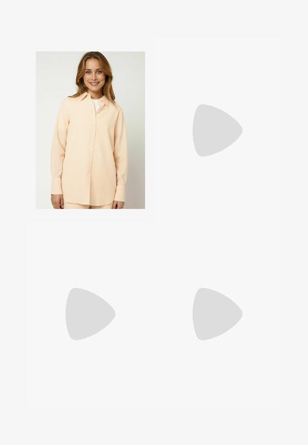 Moves ELASSU - Overhemdblouse - tangerine; Brede broekspijpen in crème stof met een gladde textuur, voorzien van een enkele frontknop, subtiele plooien en een hoge taille.; Bruine leren slide sandaal met gekruiste banden, platte zool en een gladde textuur. Eenvoudig ontwerp zonder versieringen of patronen.; Bruine leren tas met een geplooide bovenkant en een kettinghengsel. Glad textuur met een glanzende afwerking en subtiele naaddetails aan de zijkanten.