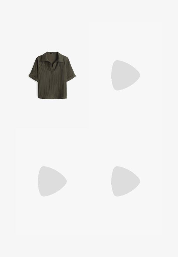 Camicia a maniche corte con colletto di colore verde scuro, realizzata in un tessuto testurizzato e rigato. Presenta un collo a V e maniche arrotolate per un fitting rilassato.; Jeans a gamba larga di colore verde scuro, realizzati in tessuto misto cotone, dotati di chiusura con bottone frontale, cinque tasche e cuciture classiche in denim.; Sandali con tacco in suede nero, con una sottile fascia alla caviglia, design open toe e un discreto tacco a blocco. Texture liscia e decorazioni minime.; Borsa a spalla in pelle marrone con due manici lunghi, forma rettangolare strutturata, texture liscia e dettagli di cucitura sottili.