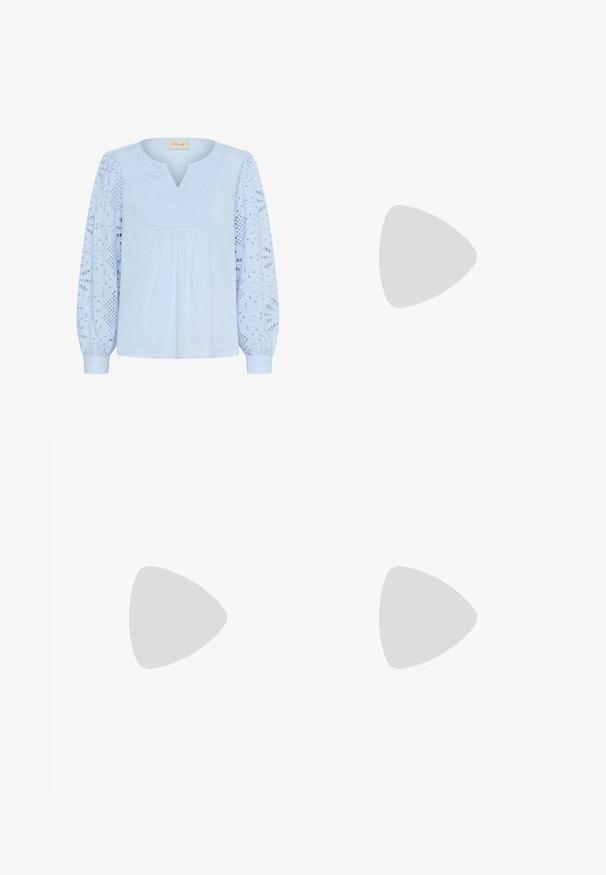 Svetlo modra bluzica z izrezom, vezenim zgornjim delom in dolgimi napihnjenimi rokavi. Ima podrobne izreze in mehak, gladek videz.; Bele široke hlače iz lahkega materiala. Imajo elastičen pas s vrvico in stranske žepe. Gladka tekstura.; Svijetloružičaste slingback balerinke s šiljastim nožnim prstima, napravljene od glatkog materijala nalik koži. Imaju izrezane detalje sa strane i ravne pete.; Rjava usnjena torbica prek telesa s ukrivljeno obliko, zlate opreme in sponko. Ima odstranljiv naramni trak.