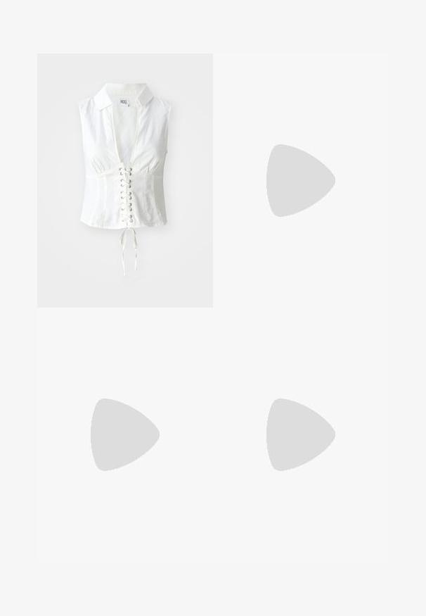 Biela ľanová bezrukávová košľa s hlbokým výstrihom do V a šnurovaním vpredu. Obsahuje golier, bočné švy a detaily viazania v dolnej časti.; Hnedé nohavice so širokými nohavicami a hladkou textúrou, s vysokým pásom a prednými skladmi. Tkanina je ľahká a voľne sa pohybuje.; Hnedé kožené sandály s krížovými popruhmi, uzatváraním na pracku okolo členku a plochou podrážkou s minimálnymi ševmi.; Béžová kožená kabelka s unikátnym tvarom, vybavená dvoma krátkymi uchami a jedným dlhým nastaviteľným popruhom. Hladký povrch s minimálnym kovovým príslušenstvom.