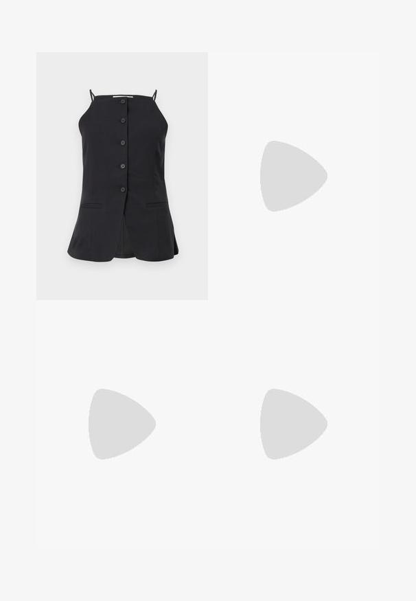 Top negro sin mangas con un corte recto, que presenta seis botones frontales, dos bolsillos laterales y una abertura en la parte posterior. Textura de tela suave.; Pantalones de pierna ancha negros, confeccionados con una tela texturizada, que presentan una cintura alta con pliegues y bordes limpios para una silueta elegante.; Zapato de tacón puntiagudo de cuero negro con tira en el tobillo y tacón ancho. Textura plana, diseño elegante y estética minimalista.; Bolso tote de cuero negro con textura lisa, forma rectangular y dos asas largas. Sin herrajes ni adornos visibles.