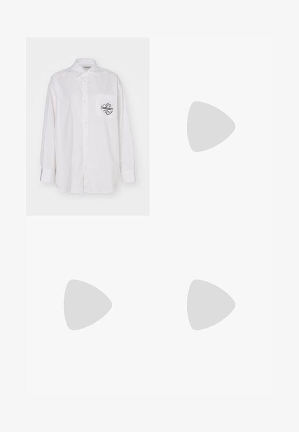 Carhartt WIP BLAZE - Blusa com botões - white/black; Duas blusas sem mangas em preto e branco, feitas de algodão canelado, com decotes redondos e um design ajustado. Etiquetas visíveis em ambas.; Calças largas pretas com uma cintura alta, apresentando um fecho de botão e um discreto logótipo da Nike na cintura. Tecido suave e leve.; Ténis de corrida com parte superior em malha, apresentando cores verde e preta, detalhes em branco, sola preta e múltiplos buracos para atacadores para um ajuste seguro.