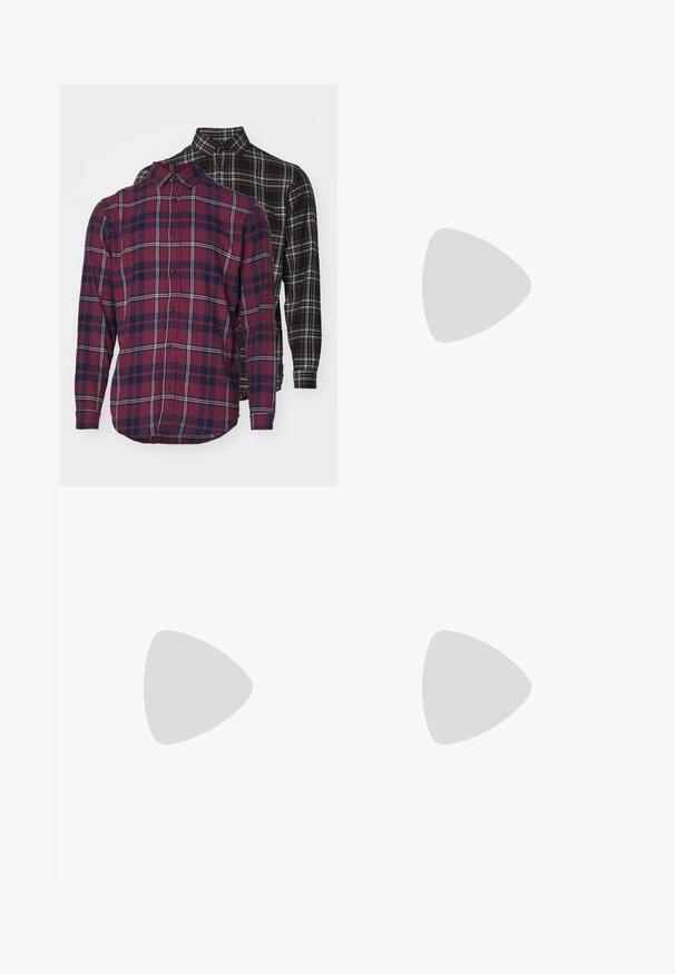 Jack & Jones JJJOSHUA FALL 2 PACK - Camisa - black/vineyard wine; Camiseta de algodão branca com mangas curtas, apresentando um gráfico de um sol em preto na área esquerda do peito, e o texto "NAVEGA O COSMOS" embaixo.; Jeans de denim azul claro com corte reto, design de cinco bolsos, fecho com um único botão e detalhes de costura subtil nas costuras.; Botas de tornozelo em couro preto com biqueira redonda, design de atacadores e uma sola grossa e robusta. Apresenta uma alça no calcanhar e metais prateados.