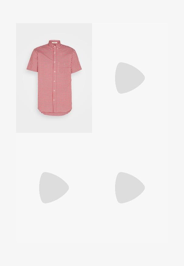 Chemise à manches courtes à boutons avec un motif vichy rouge et blanc, un col et une poche poitrine, fabriquée en tissu léger.; Jogging en lin beige avec une taille élastique et un cordon de serrage ajustable, présentant des poignets élastiques et une coupe relaxée. Texture lisse.; Mocassin en suède beige avec des détails cousus, accents en matériel doré et un bout arrondi. Semelle plate en caoutchouc pour une bonne traction.; Lunettes de soleil avec monture en métal doré, verres verts, forme ronde, branches fines et accents en plastique blanc aux extrémités des branches.