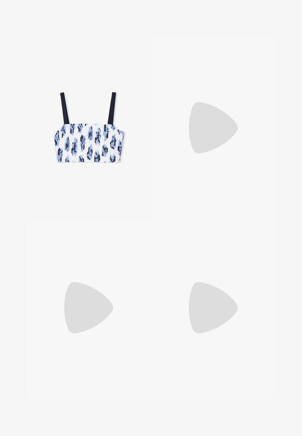 Crop top a coste con base bianca e motivo floreale blu, dotato di sottili spalline blu navy e forma strutturata. Il tessuto sembra morbido.; Pantaloni neri a gamba larga con una superficie liscia, dotati di una cintura dello stesso materiale e di tasche frontali doppie. Design con frontale piatto.; Stradivarius Sneakers basse - white; Occhiali da sole neri oversize con finitura lucida, forma rettangolare, lenti marroni e dettagli del logo dorato sulle astine.