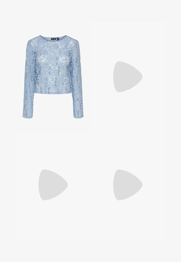 Heledad sinise pitsiga top, millel on pikad varrukad, kaunistatud sädelustega ja ümar kaelus. Lühikese silueti tõttu annab see vormistatud väljanägemise.; Mustad, kõrge vöökohaga püksid sirge jala disainiga, valmistatud siledast puuvillast kangast. Omab eespool taskuid ja lihtsat metallist nööbisuletust.; Mustad musta lakknahk kingad, millel on terav varvas ja geomeetriline plokkkonts. Omab elegantselt minimalistlikku disaini ja sujuvat tekstuuri.; Mustast nahast kott sujuva tekstuuriga, ristkülikukujuline ja kahe pika sangaga. Pole nähtavat riistvara ega kaunistusi.