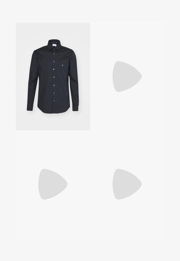 Camicia nera a maniche lunghe con bottoni, realizzata in tessuto morbido. Presenta un colletto classico, bottoni frontali e un piccolo logo bianco sul petto.; Pantaloni neri su misura con una vestibilità dritta, realizzati in tessuto liscio. Presentano passanti per cintura e dettagli di piega lungo la parte anteriore.; Sneaker bianche in pelle con finitura liscia, punta arrotondata, lacci piatti e suola texturizzata. Accento in suede grigio sul tallone.; Occhiali da sole trasparenti in plastica con lenti rettangolari marroni, dotati di sottili aste trasparenti e dettagli in metallo sulle tempie.