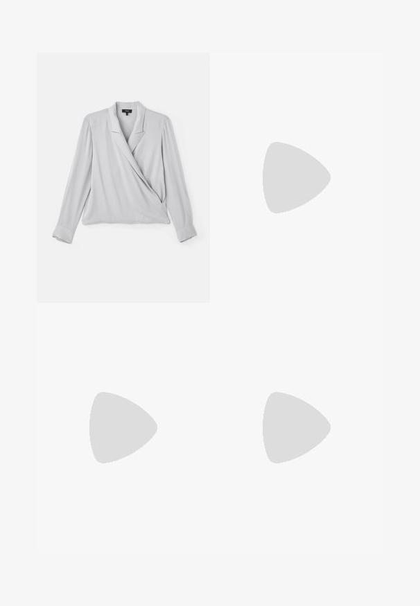 Theory LAPEL WRAP - Blouse - platinum; Drie langmouwige tops gestapeld: zwart, grijs en wit. Elke top heeft een ronde halslijn en een cropped ontwerp van soepel, lichtgewicht materiaal.; Zwarte flare leggings gemaakt van rekbaar materiaal. Beschikt over een brede tailleband en een zachte textuur, met een getailleerd silhouet dat uitloopt bij de zoom.; Grijze nubucklederen sneakers met witte veters, zwarte strepen en een witte rubberen zool. Bevat een rond logo op de tong en een gumzool.