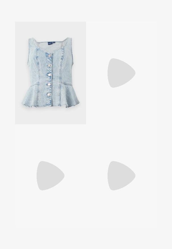 Lyseblå denim peplum topp med scoop-hals, seks sølvfargede trykknapper og sømdetaljer gjennom hele.; Videbenede dressbukser i mørkeblå denim. Har fem lommer, beltestropper og en rå kant i bunden med synlige stikninger.; Lys blå canvastøfler med en kremfarget gummitupp og yttersåle, med hvite snørebånd og en løfteløkke på hælen.; Beige håndveske laget av mykt materiale, med en slapp design, sydd detaljer og to skulderstropper. Passer for daglig bruk.