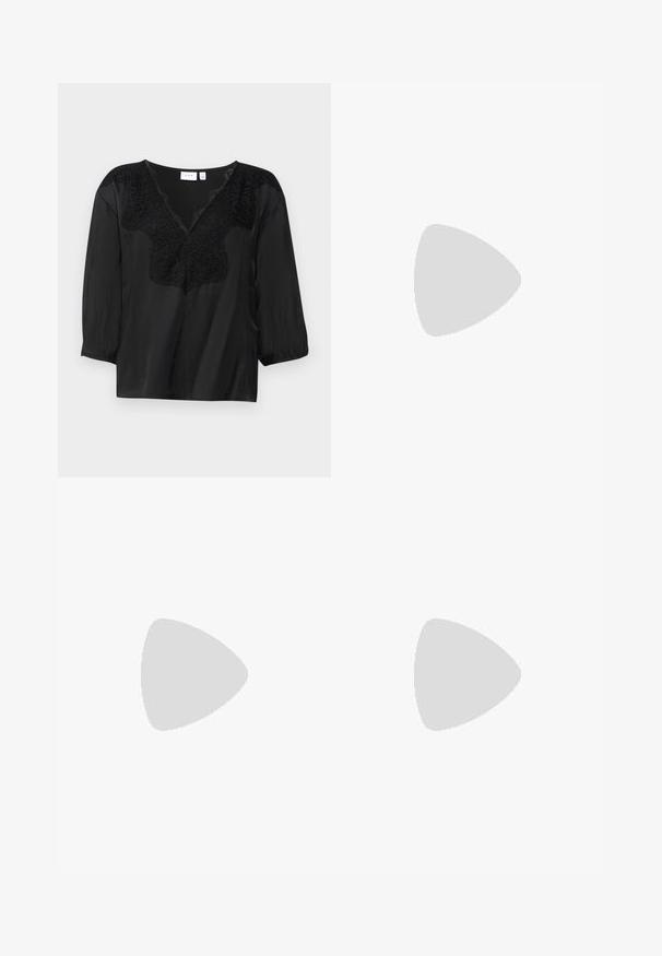Blusa nera con scollatura a V, caratterizzata da dettagli in pizzo nero intricati sulla scollatura e maniche a tre quarti con polsini elasticizzati.; Pantaloni neri a zampa d'elefante realizzati in un tessuto scintillante. Hanno una vita alta e una superficie liscia, con svasatura dal ginocchio all'orlo.; Sandali neri con tacco alto e molteplici cinturini incrociati. Materiale liscio, punta appuntita e tacco sottile. Cinturino alla caviglia regolabile con fibbia.; Occhiali da sole neri e angolari con lenti grigie; realizzati in plastica, con aste spesse dalla superficie liscia e senza hardware visibile.; Orecchini a cerchio in argento con un design torciglionato, caratterizzati da una finitura lucida e chiusura a perno. Misurano circa 3 cm di diametro.
