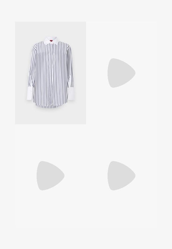 Witte button-up shirt met marineblauwe verticale strepen, lange mouwen met witte manchetten, klassieke kraag en een afgeronde zoom. Gladde stofstructuur.; Zwarte op maat gemaakte broek met een recht model, voorzien van een soepele textuur en scherpe plooien aan de voorkant. Geen zichtbare hardware.; Zwarte laarzen van gepatenteerd leer met een spitse neus, verstelbare enkelbandjes en een slanke hak. Gladde textuur met een glanzende afwerking.; Zwarte leren handtas met een gestructureerd ontwerp, featuring een verkorte vorm, bovenhandvat en gouden hardwareaccent. Inclusief verstelbare schouderband.