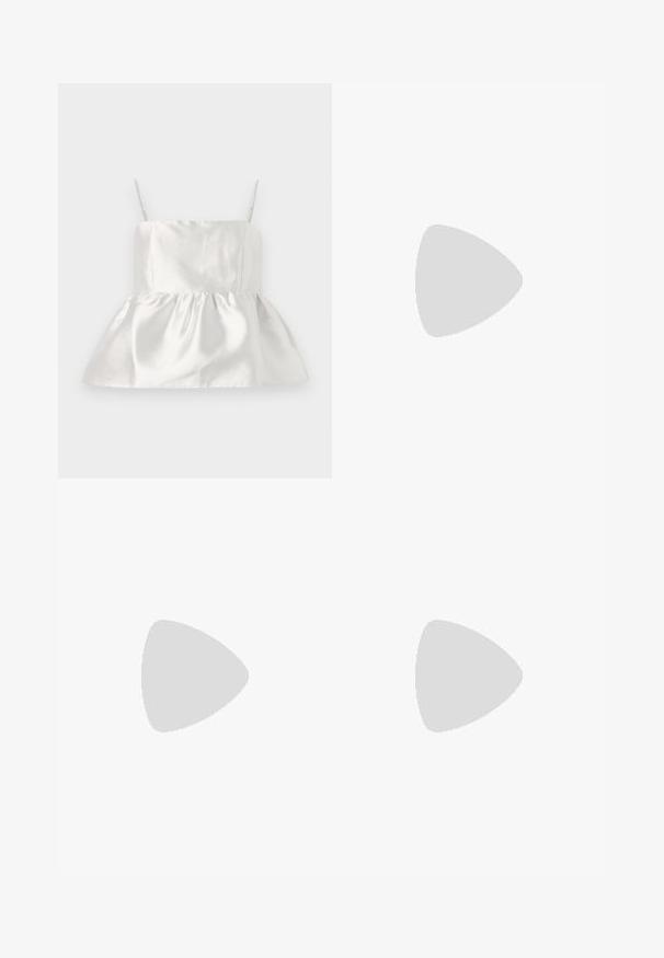 Top in satin bianco con spalline sottili e un corpetto aderente che si apre in una gonna a peplo arricciata, texture liscia con una leggera lucentezza.; Jeans svasati di un blu chiaro, realizzati in denim, con vita alta, cinque tasche e chiusura a un bottone. Morbido al tatto con una finitura scolorita.; Décolleté in vernice nera con punta affusolata e tacco in geometria cubica. Presentano un design elegante e minimalista, con una texture liscia.; Borsa a tracolla in pelle nera con una forma a ventaglio unica, dotata di manici piatti. La superficie presenta una texture a ciottoli e un design minimalista.