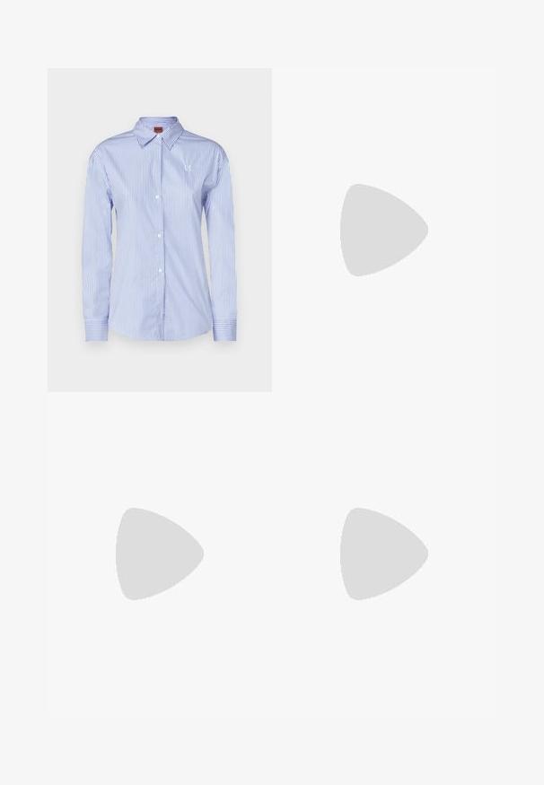 HUGO THE GIRLFRIEND SHIRT - Palaidinė - light blue; Juodi pritaikyti kelnių modeliai su tiesiomis kojomis, pasižyminčios lygiomis tekstūromis ir ryškiomis klostėmis priekyje. Nėra matomų detalių.; Juodas odinis pavasario batelių modelis su smailiu nosiu, turintis siaurą kulniuką ir auksinės spalvos akcentu reguliuojamoje juostoje. Lygi tekstūra.; Juoda odinė rankinė su struktūrizuotu dizainu, turi trumpą formą, viršutinę rankeną ir auksinius akcentus. Pridėtas reguliuojamas peties diržas.