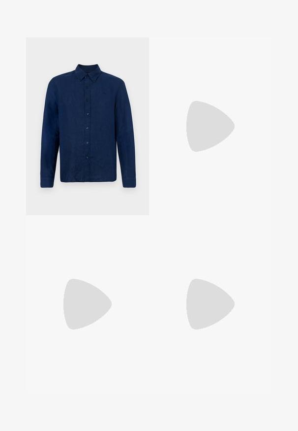 Cămașă bleumarin cu mâneci lungi, cu nasturi, din in, având un guler clasic, placket frontal și un logo brodat subtil pe piept.; Pantaloni bej deschis din țesătură moale, cu croială dreaptă, dotati cu două buzunare laterale și închidere cu buton în față. Textură ușoară și netedă.; Sneakers din piele albă cu un finisaj neted, vârf rotund, șireturi plate și o talpă texturată. Prezintă un logo subtil pe călcâi.; Ochelari de soare negri, rectangul care au lentile întunecate, ramă din plastic gros, accente aurii pe brațe și logo-ul brandului gravat pe mâner.