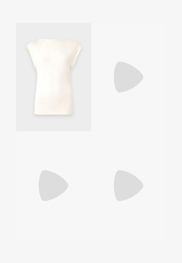 Philosophy di Lorenzo Serafini Bluse - off white; Weite Hose aus leichtem cremefarbenem Stoff, mit einer glatten Textur, vorderen Falten und zwei Seitentaschen. Maßgeschneiderter Bund.; Knöchelhoche schwarze Lederstiefel mit einer spitzen Zehe und einem schlanken Stiletto-Blockabsatz. Glatte Textur mit einer enganliegenden Passform und Nähten am oberen Rand.; Braune strukturierte Ledertasche mit goldener Kettenriemen und Klappenverschluss. Die Vorderseite zeigt ein Logo-Detail und eine Tasche unter der Klappe.