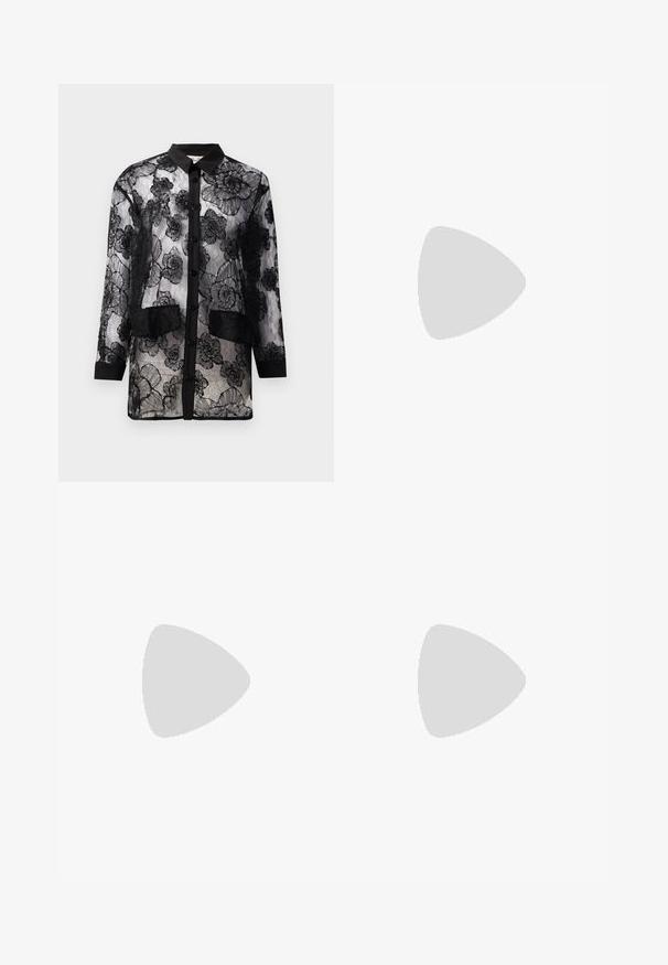 Camisa de renda preta com bordado floral, apresentando um fecho de botões na parte da frente, mangas longas e dois bolsos de remendo na cintura.; Calças largas pretas com uma cintura alta, apresentando pregas e uma textura suave. O tecido parece leve e cai elegantemente.; Botim preto até ao tornozelo, feito de couro brilhante, com bico apontado e um salto grosso e quadrado. Apresenta uma textura suave e um design minimalista.; Bolsa de couro preta com um design curvado, apresentando tachas prateadas, uma fivela e dois bolsos laterais. Alça ajustável para opções de transporte.