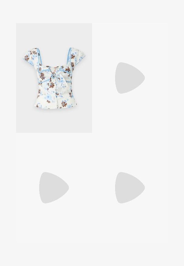 Top corto floreale in azzurro chiaro e bianco, con motivi floreali marroni, maniche a sbuffo corte e un dettaglio con legatura frontale e orlo arricciato.; Pantaloni larghi blu chiaro realizzati in tessuto morbido. Presentano una chiusura con bottone, due tasche frontali e una vestibilità ampia con dettagli stirati.; Sandalo bianco con tacco alto, caratterizzato da un design a cinturini e un legaccio alla caviglia. Texture liscia con una piattaforma frontale per un'altezza aggiuntiva.; Borsa a spalla bianca con una finitura testurizzata, un accentuato fermaglio centrale e una forma curva. Chiusure a cerniera su entrambi i lati.