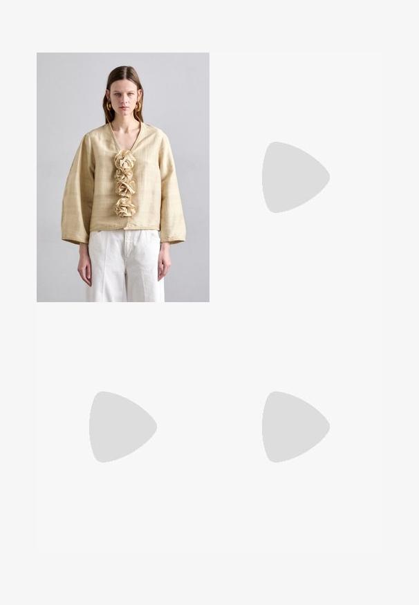 By Malene Birger MINEAS - Camicetta - sea mist; Pantaloni neri su misura con fronte piatto, gambe larghe, tasche laterali e una texture liscia. Realizzati in un tessuto leggero e elasticizzato.; Sandalo in pelle nera con punta quadrata, cinturini sottili, cinturino alla caviglia regolabile e tacco basso. Presenta un piccolo accento dorato sul cinturino.; Borsa in pelle nera con incisione a forma di coccodrillo, dal design strutturato, dotata di manico superiore, tracolla regolabile e un evidente dettaglio logo frontale.