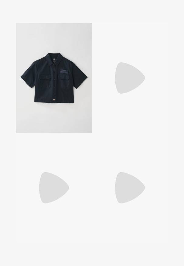 Camisa preta de manga curta feita de algodão. Apresenta dois bolsos frontais, fechamento com botões e um emblema da marca no peito.; Calças de ganga de perna larga numa lavagem azul clara, com uma cintura alta, bolsos frontais e fecho de botão com passadores para cinto.; Tenis azul claro com detalhes em creme, apresentando atacadores, uma sola de borracha e aderência texturizada. Usados com meias brancas até ao tornozelo sobre uma superfície azul.; Bolsa de couro preta com forma curva, alça destacável e detalhes em dourado. A bolsa possui uma aba com detalhe de fivela.