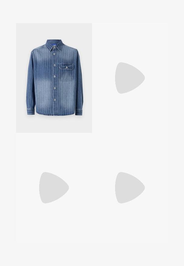 Denimskjorte med vertikale lyseblå striber, klassisk krave, knaplukning, lomme på venstre bryst og lange ærmer med knapmanchetter.; Lysblå denimshorts med lige pasform, fem-lomme design og kontrastsyning. Har en knap og lynlåslukning.; Lyseblå ruskinds sneakers med hvide læderstribes, en brun struktureret sål og detaljer i guld. Lav-top design med rund tå.; Sorte plastiksolkaber med grønne linser, firkantede stel, sølvaccent på brynene og teksturerede templede arme. Angivet mærke på den indre arm.