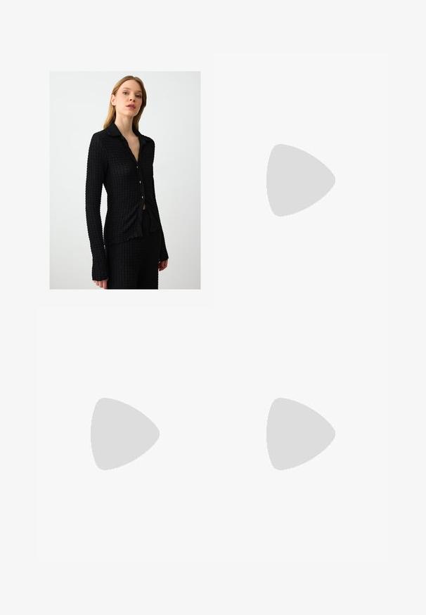 Chemise noire à boutons avec un tissu texturé, manches longues et col. Comprend de petits boutons dorés et une coupe ajustée.; Pepe Jeans LEXA - Jean droit - chocolate brown; Ballerine à pois noir et blanc avec un petit nœud sur le bout arrondi et un petit talon, vue de côté sur un fond blanc.; Tom Ford BRONSON - Lunettes de soleil - dark havana; Mango Cabas - dark brown