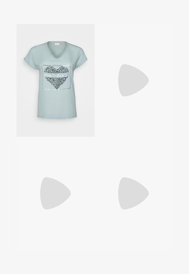 T-shirt de gola em V azul claro com mangas curtas, apresentando um design de coração em padrão de leopardo e lettering prateado que diz "coração selvagem."; Calças de ganga num degradê azul claro a médio. Apresentam um corte reto, cinco bolsos e costura ao longo das costuras.; Bota de tornozelo em pele patinada bordeaux com bico pontiagudo e um salto agulha slim, apresentando uma textura lisa e brilhante e um design minimalista.; Brincos de argola de prata com um acabamento liso e polido. Forma redonda com um design ligeiramente curvado e bordas suavizadas. Fecho de pino.