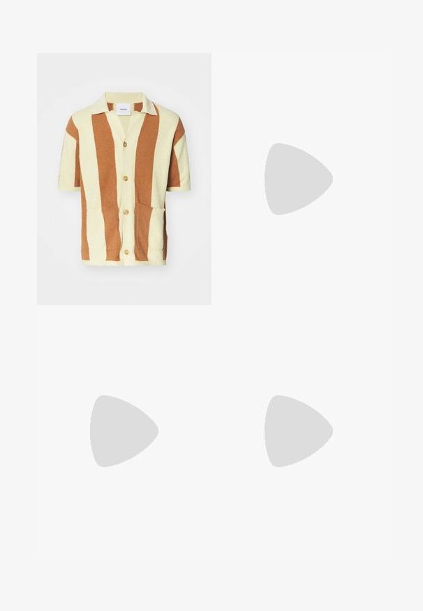 Kurzärmeliger Cardigan in creme- und braun gestreifter Textur, mit Knopfverschluss an der Vorderseite, zwei vorderen Taschen und aus einem weichen, flauschigen Material.; Schwarze Leinen-Shorts mit elastischem Bund, im entspannten Schnitt und knielanger Ausführung. Sanfte Textur, einfacher und klassischer Stil.; Schwarze Lederloafers mit glatter Textur, rundem Zehenbereich und einem dekorativen Riemen über dem Vorderfuß. Niedriger, gestapelter Absatz, minimalistisches Design.; Tote-Tasche aus hellbeigem Stoff mit strukturiertem Finish, ausgestattet mit zwei kontrastierenden braunen Ledergriffen und Metallakzenten oben.