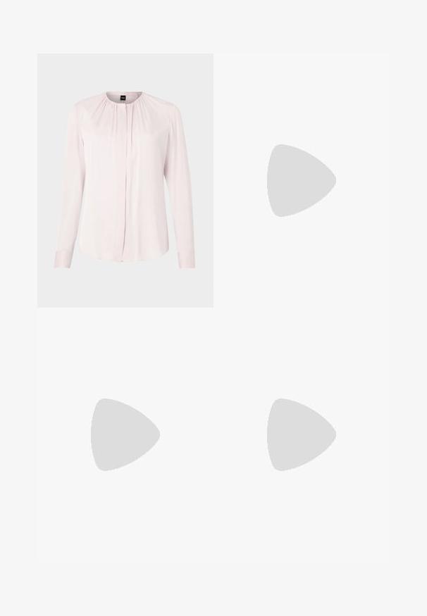 BOSS BANORAH - Bluză - light pink; Țesătură de satin într-o nuanță de roz moale, cu o textură netedă, având ondulații delicate și o luciu subtil. Linile de cusătură sunt vizibile pe întreaga suprafață.; Tocuri bej cu toc înclinare, cu vârf ascuțit și un toc jos, evazat. Fabricate din piele netedă, cu un design minimalist și curea ajustabilă.; Clutch Michael Kors din canva acoperit bej, cu un model repetitiv al logo-ului MK, accesorii din aur și o curea cu lanț detașabil.