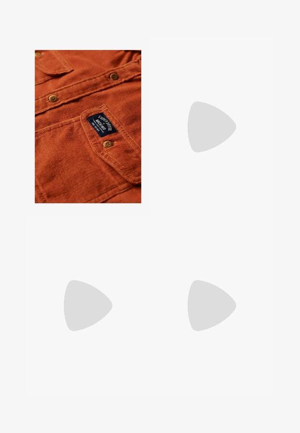 Superdry & Co TRAILS - Camisa - clay orange; Jeans ajustados en denim gris desgastado, con detalles desgastados en las rodillas, combinados con zapatillas blancas. Textura suave, diseño de corte slim.; Zapatillas de cuero blanco con perforaciones, punta redonda, suela plana y cordones gruesos, con un logo de swoosh visible y "AIR" en el talón.; Reloj de pulsera de acero inoxidable plateado con una esfera azul marina, marcadores horarios metálicos y una ventana de fecha a las 3 en punto. Resistente al agua hasta 50 metros.