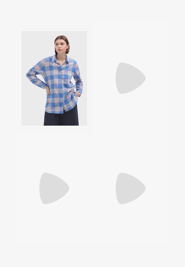 Camisa de cuadros azul con detalles en rojo y blanco, de manga larga y corte relajado con dobladillo curvado. Fabricada en tejido ligero.; Jeans de pierna ancha en denim negro con cierre frontal, diseño de cinco bolsillos y detalles de costura sutiles. Textura suave y estilo casual.; Zapatos de charol negros con punta afilada, tacón bloque y tira de tobillo, combinados con calentadores de piernas de canalé grises y una falda de ante marrón.; Tory Burch ELLA POUCH - Clutch - deep turquoise