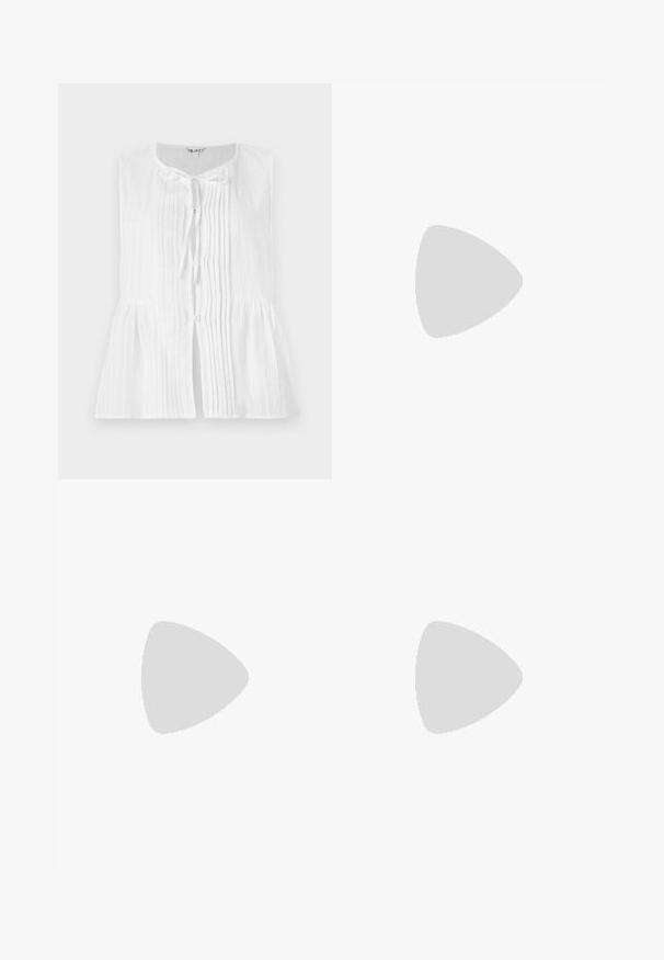 Hvit ermeløs bluse med vertikale folder, knyting i halsen, og peplum-fasong. Glatt tekstur med knappdetaljer.; Lyseblå vide jeans med kontrasterende mørkeblå paneler, frynset søm og vanlig liv med metallknapp-lukking.; Slingback høyhælte sko i blankt mørkebrunt patentlær, spiss tå, åpne sider og justerbar ankelrem.; Brun lær tote veske med en jevn tekstur, åpen toppdesign og to skulderstropper. Har minimal søm og ingen synlige spiker.