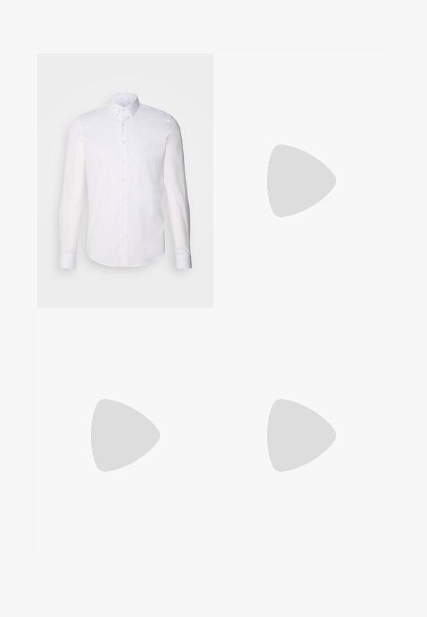 Fehér, hosszú ujjú, gombos ing, pamutból készült, klasszikus gallérral, elöl gombokkal és minimalista varrási részletekkel.; Fehér, bő szabású nadrág könnyű anyagból. Gumis derékkal és zsinórral rendelkezik, valamint két oldalsó zsebe van.; Fekete papucs textúrált pántokkal, lapos talppal és fogazott peremmel. Gumi anyagú, sima felülettel és minimalista dizájnnal készült.; Aranylánc nyaklánc egy krém színű bordázott kötött pulóver fölött; puha textúra, magas gallér és finom minta a szövetben.