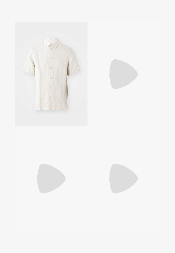 Kurzärmliges Leinenhemd in hellem Beige. Verfügt über einen klassischen Kragen, eine Knopfleiste und eine dezente Textur. Sauberes Design ohne Muster.; Burgunderfarbene maßgeschneiderte Hose mit geradem Schnitt, glatter Textur und gebügelten Falten. Verfügt über Gürtelschlaufen und Eingrifftaschen.; Beige Wildleder Slipper mit einer gerafften Gestaltung, ausgestattet mit einer flachen Sohle und einem dekorativen Riemen über dem Rist. Glatte Textur.; Silberarmband mit rundem Perlendesign, am Handgelenk vor einem blauen Hintergrund getragen. Glatte Textur mit polierter Oberfläche.