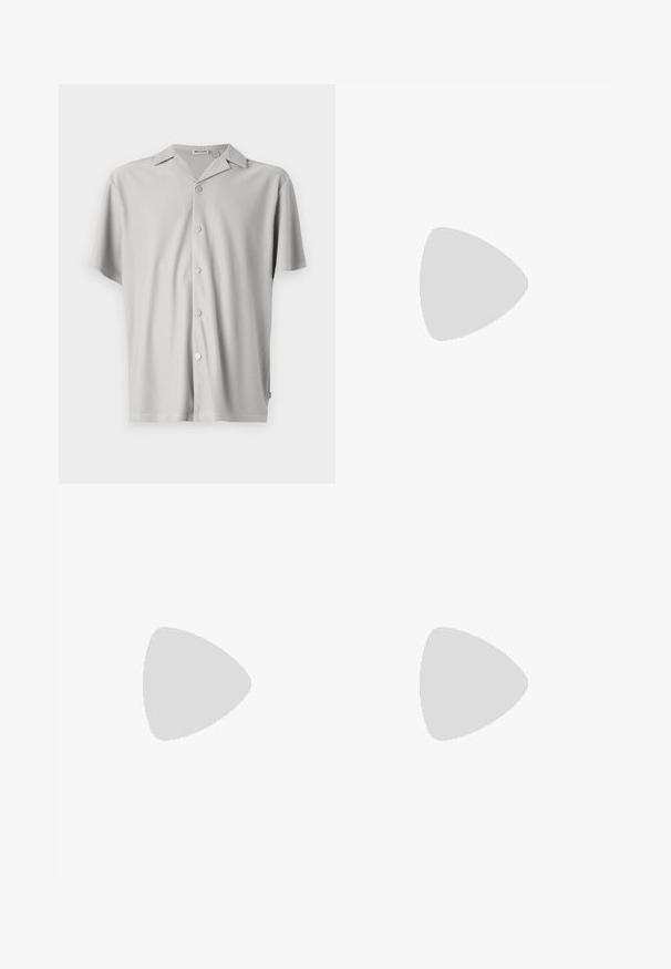 Kurzärmliges, hellgraues Hemd mit Knopfleiste aus geripptem Stoff, mit lockerer Passform, Kragen und fünf metallischen Knöpfen auf der Vorderseite.; Graue Cargo-Hosen aus einem strukturierten Stoff, mit elastischem Bund, Kordelzug und Seitentaschen. Lässiger Schnitt mit weitem Bein.; Weiße und beige Sneaker mit einer Kombination aus glatten und Wildleder-Oberflächen, runder Zehenpartie, Schnürverschluss und flacher Gummisohle.; Graue Wildleder-Gürteltasche mit runder Form, zwei mit Reißverschluss verschlossenen Fächern und verstellbarem Trageriemen. Mit metallischen Hardware-Akzenten.