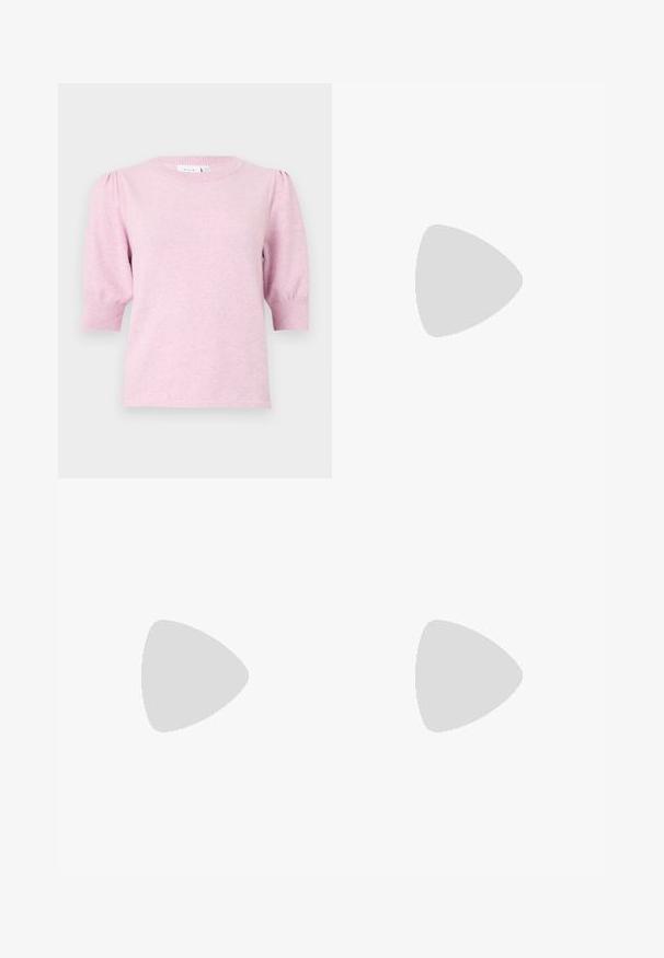 Jasnoróżowy sweter z krótkim rękawem, okrągłym dekoltem i bufkami. Miękka faktura, prążkowane mankiety i korpus. Minimalistyczny design.; Jasnoniebieskie, wysokiej talii dżinsy wykonane z denimu. Posiadają szerokie nogawki, dwa podarte miejsca na kolanach oraz klasyczne pięć kieszeni.; Białe wysokie trampki z płótna z czarną gumową podeszwą, przednim czubkiem z gumy i sześcioma dziurkami na sznurowadła, charakteryzujące się prostym, minimalistycznym designem.; Czerwona skórzana torebka o kanciastym, geometrycznym designie. Posiada jedną regulowaną rączkę oraz zapięcie na klapę z przeszyciami.