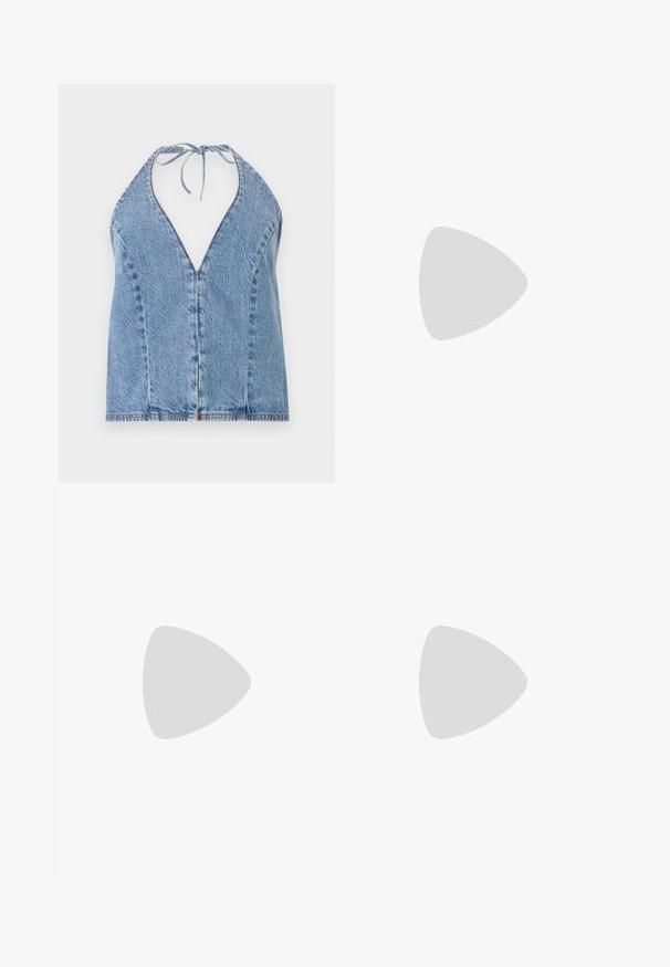 Denim halterneck top i lyseblå. Har en dyb V-halsudskæring, åben ryg og bånd til at tie om halsen. Glat tekstur med subtile stikninger.; Hvide bukser med vidde lavet af blødt stof, med bindebånd i taljen og to forlommer. Glat tekstur og uden synlige mønstre.; Sandal med høj hæl i hvid læder med et elegant design, en transparent blokhæl og et dekorativt element ved tåen.; Brun læder crossbody taske med en buet form, guldfarvet hardware og en spændeaccent. Har en aftagelig skulderrem.