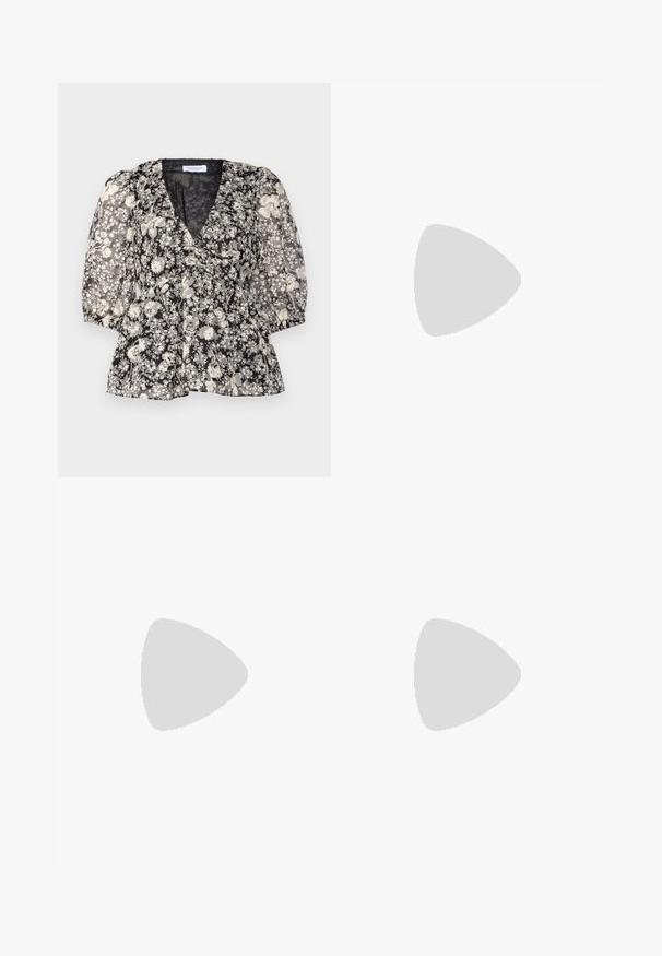 Hofmann Copenhagen FLORA - Bluse - black; Hvid kortærmet t-shirt lavet af ribbet stof. Rund halsudskæring, almindelig pasform og subtile syninger. Ingen mønstre eller grafik.; Sorte faux læderbukser med en vidde benlængde, der har hvid syning, frontlommer og en guldfarvet knap i taljen.; Sort læderballetsko med rund tå, glat tekstur, minimal syning og et fleksibelt såldesign.