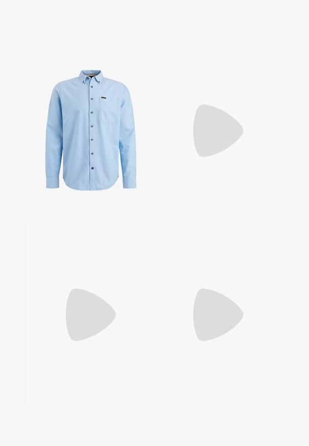 PME Legend SHIRT - Hemd - light rivera; Set aus fünf T-Shirts in Schwarz, Weiß und Marineblau. Baumwollstoff, kurze Ärmel, Rundhalsausschnitt und schlichte Textur ohne Muster.; Grüne gemusterte Hosen mit einem Schlangenmusterdruck in Brauntönen und Orange, gerade geschnitten und mit einer glatten Textur.; Schwarze Lederloafer mit glatter Oberfläche, abgerundetem Zehenbereich und einem kleinen dekorativen Riegel. Ausgestattet mit einem niedrigen, gestapelten Absatz und einem dezenten Markenlogo.