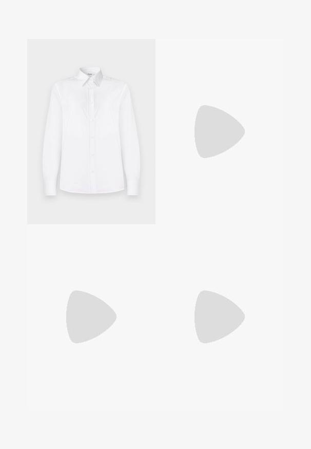 Fehér, hosszú ujjú ing sima anyagból, galléros nyakkal és világos rózsaszín gombokkal ellátott gombos elülső résszel.; Fekete, széles szárú nadrág sima tapintással, magas derékkal és középen pliszével. Nincsenek látható minták vagy fém részletek.; Fekete bőr magas sarkú cipő hegyes orral és fém ezüst orrtippel. Simább kivitelű, karcsú, 10 cm-es sarokkal.; Fekete bőr keresztbody táska két elülső zsebbel, arany csattokkal, cipzáras záródással és vékony pánttal. Textúrált felület és kompakt téglalap alak.