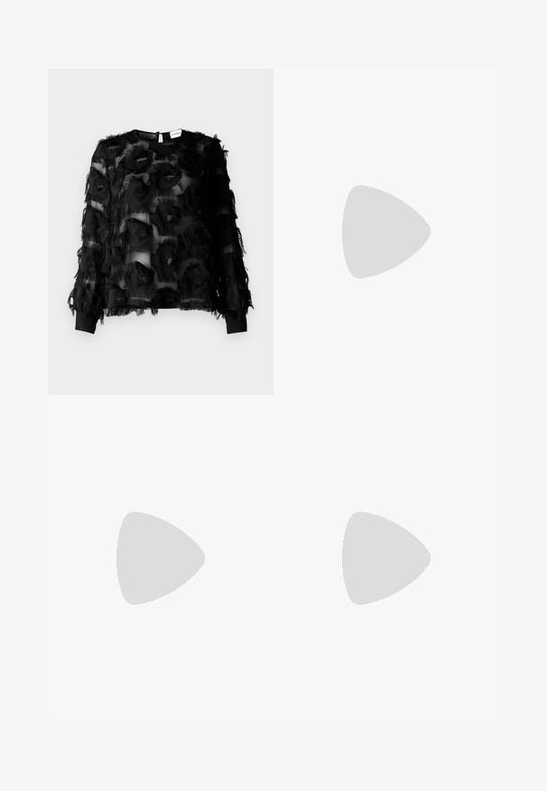 Marella DEMIEN - Camicetta - nero; Pantaloni cargo verde oliva, realizzati in tessuto leggero. Le caratteristiche includono una vita con cintura, pieghe frontali e tasche laterali con chiusure a patta.; Pantofole da balletto nere in pelle con punta arrotondata, texture liscia, dettagli di cucitura minimi e design con suola flessibile.; Clutch bag in pelle nera con tracolla in catena dorata, caratterizzato da una superficie liscia, forma rettangolare e branding in rilievo sul davanti.