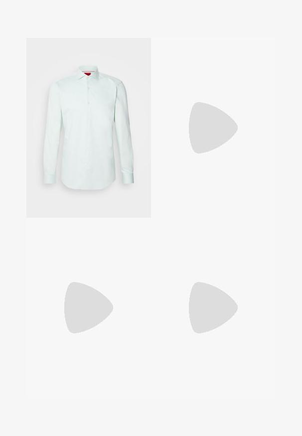 HUGO KASON - Srajca - light/pastel green; Črne krojene hlače s ravnim krojem, izdelane iz gladkega materiala. Imajo zanke za pas in gubico spredaj.; Bele usnjene športne copate z gladkim zaključkom, okroglo konico, ravnimi vezalkami in teksturiranim podplatom. Sivi semiš detajl na peti.; Sončna očala s črnim plastičnim okvirjem, modrimi lečami, rahlo zaobljenih oblik in s srebrnimi kovinskimi poudarki na ušesnih delih.